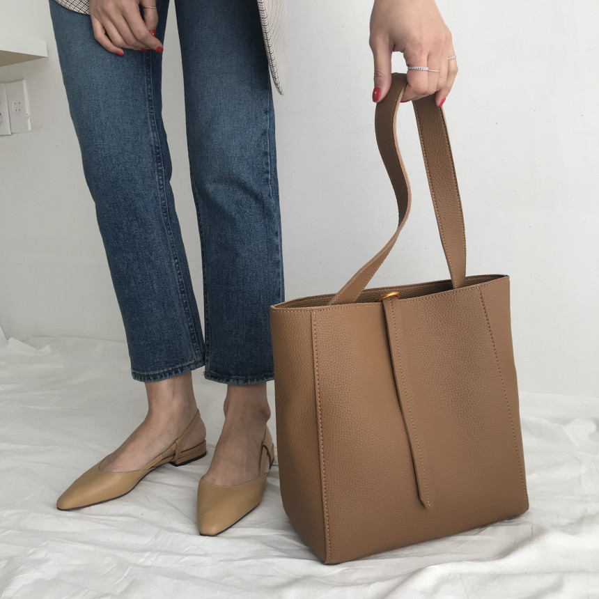 <b><p>Gold ring shouer bag practical Simple wp</p></b><b><p>ゴールドリングショルダーバッグ実用性の良いバッグシンプルショーポベクデイリーコーディネートしやすいモ</p></b><br /><br /><p align='center'>