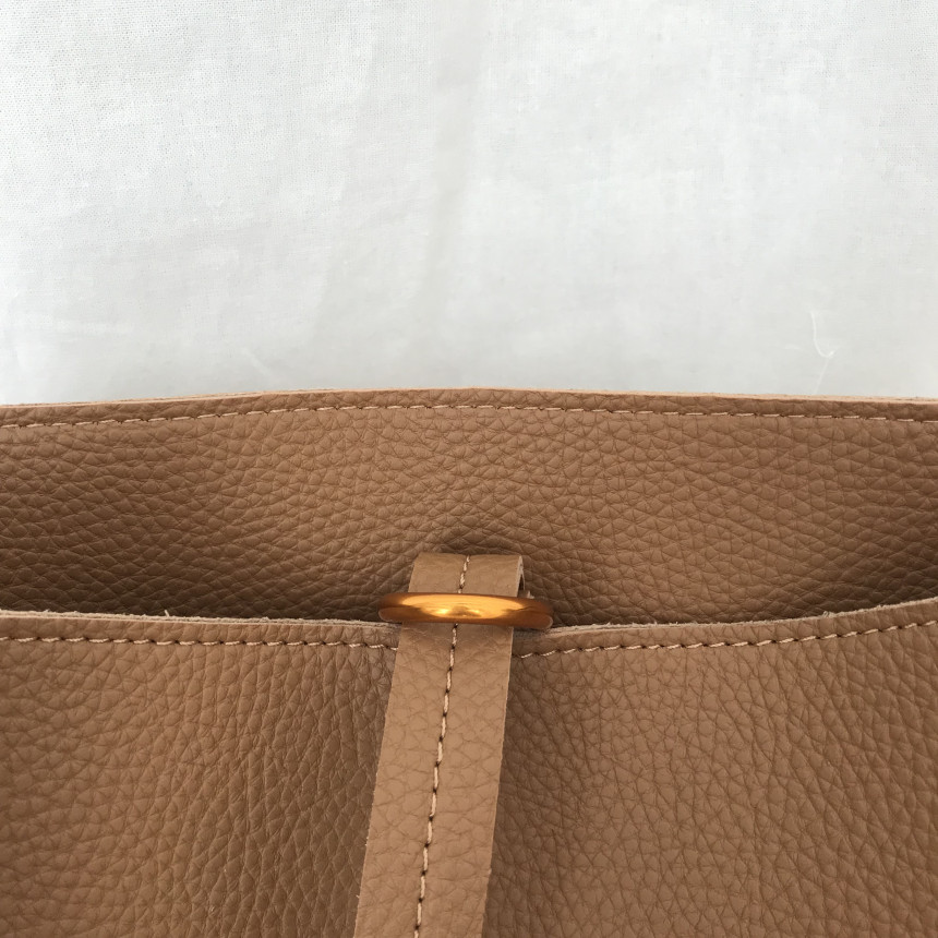 <b><p>Gold ring shouer bag practical Simple wp</p></b><b><p>ゴールドリングショルダーバッグ実用性の良いバッグシンプルショーポベクデイリーコーディネートしやすいモ</p></b><br /><br /><p align='center'>