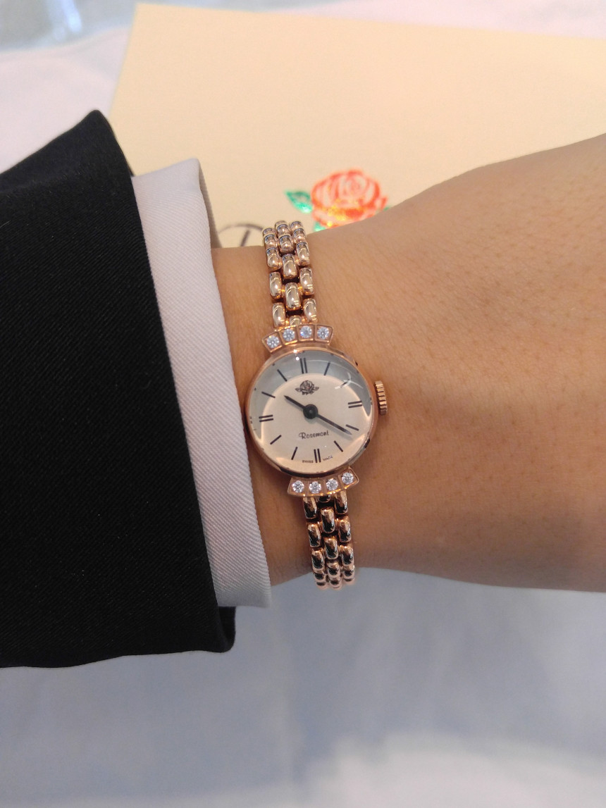 <b><p>Gallery Auck Rhombus feme watch RS#7N-05</p></b><b><p>ギャラリーオクロック ローズモン女性メタル時計 RS＃7N-05 スタイリッシュル</p></b><br /><br /><p align='center'>