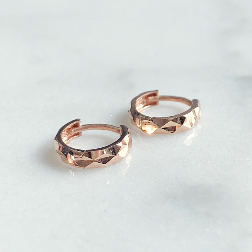 <b><p>Rose Gold daily diagonal cutting One touch</p></b><b><p>ローズゴールド デイリー 斜線 カッティング ワンタッチ イヤリ 高級感のあるアクセサ</p></b><br /><br /><p align='center'>