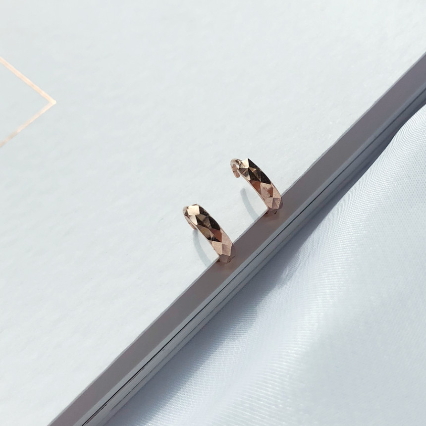 <b><p>Rose Gold daily diagonal cutting One touch</p></b><b><p>ローズゴールド デイリー 斜線 カッティング ワンタッチ イヤリ 高級感のあるアクセサ</p></b><br /><br /><p align='center'>