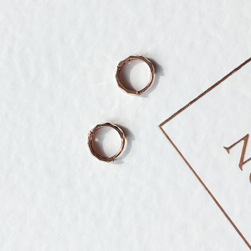 <b><p>Rose Gold daily diagonal cutting One touch</p></b><b><p>ローズゴールド デイリー 斜線 カッティング ワンタッチ イヤリ 高級感のあるアクセサ</p></b><br /><br /><p align='center'>