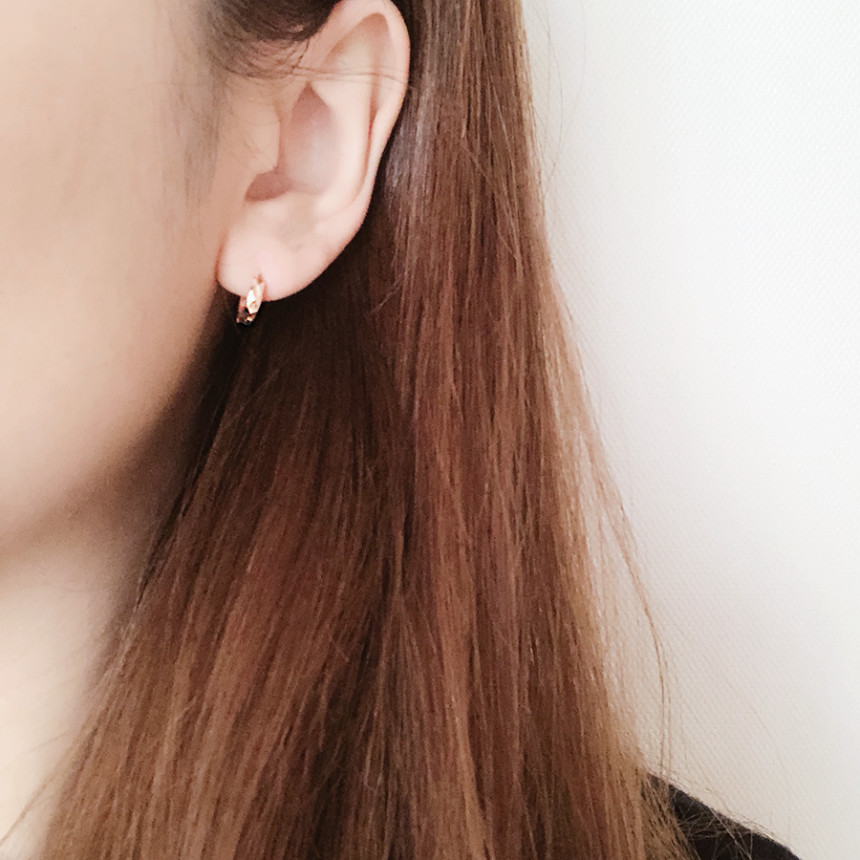 <b><p>Rose Gold daily diagonal cutting One touch</p></b><b><p>ローズゴールド デイリー 斜線 カッティング ワンタッチ イヤリ 高級感のあるアクセサ</p></b><br /><br /><p align='center'>