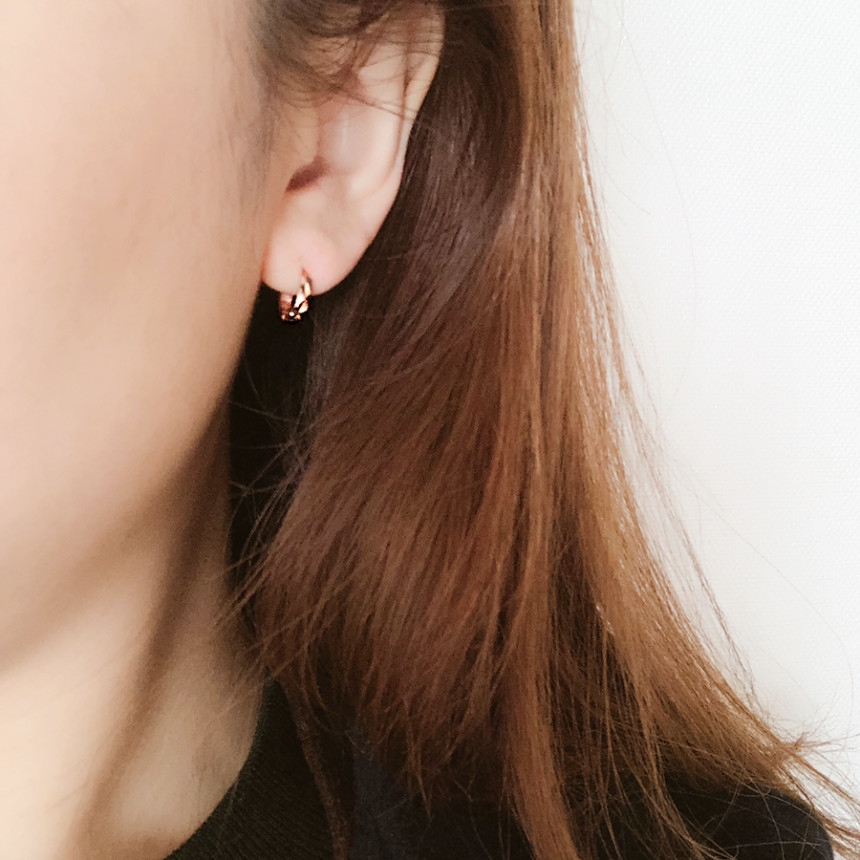 <b><p>Rose Gold daily diagonal cutting One touch</p></b><b><p>ローズゴールド デイリー 斜線 カッティング ワンタッチ イヤリ 高級感のあるアクセサ</p></b><br /><br /><p align='center'>