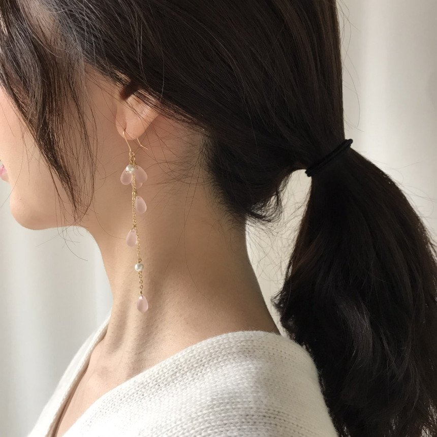 <b><p>Piace water drop chain Earrgs Female coordion</p></b><b><p>ピア歳 水滴 チェーン ドロップイヤリング 女性コーディネート フェミニンな感性ムード</p></b><br /><br /><p align='center'>