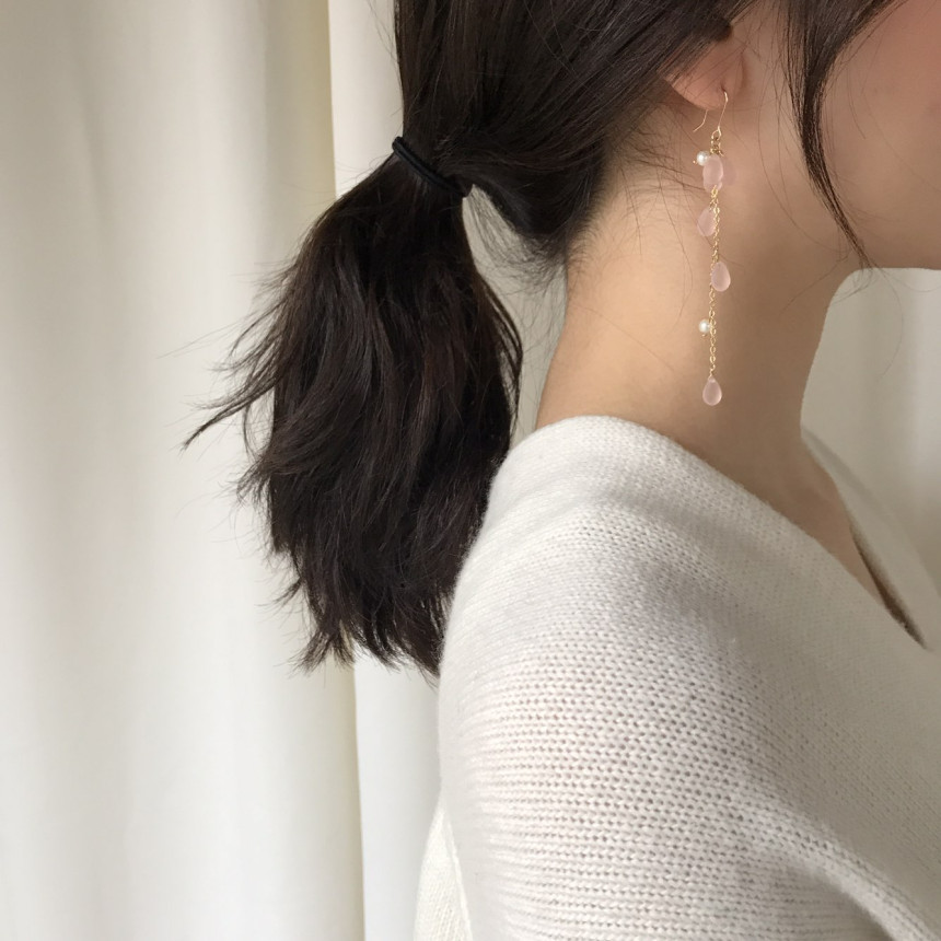 <b><p>Piace water drop chain Earrgs Female coordion</p></b><b><p>ピア歳 水滴 チェーン ドロップイヤリング 女性コーディネート フェミニンな感性ムード</p></b><br /><br /><p align='center'>