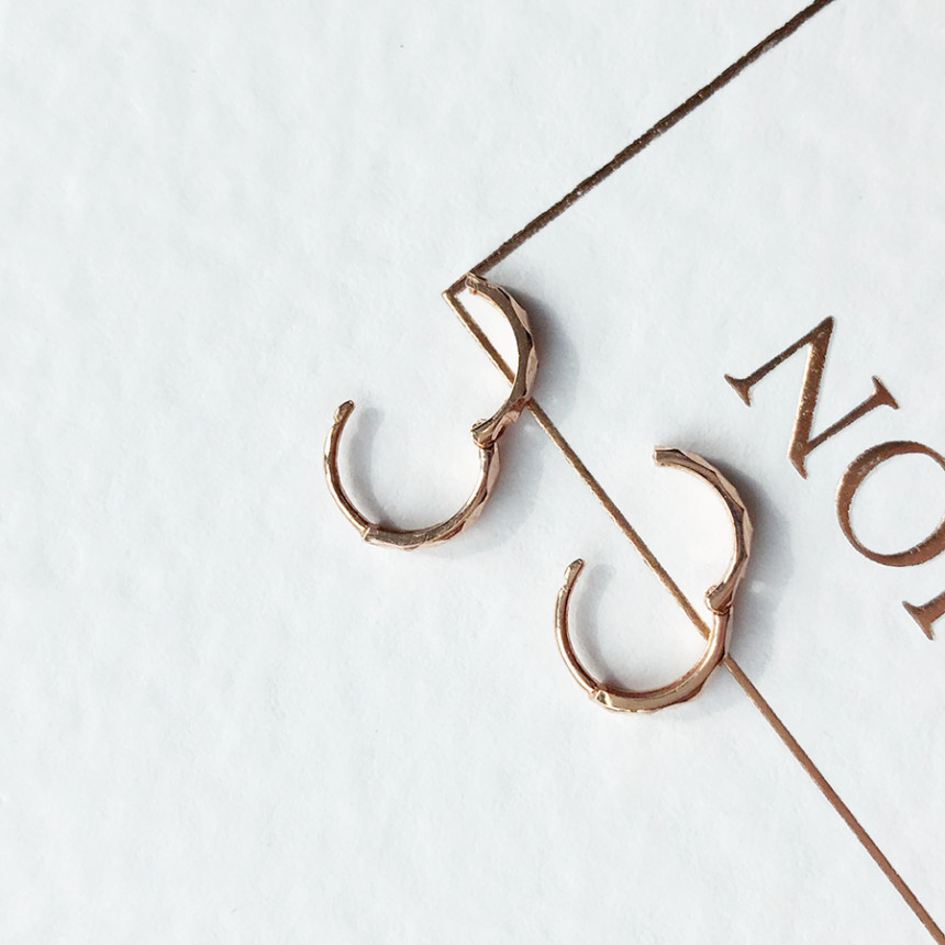 <b><p>Rose Gold daily diagonal cutting One touch</p></b><b><p>ローズゴールド デイリー 斜線 カッティング ワンタッチ イヤリ 高級感のあるアクセサ</p></b><br /><br /><p align='center'>