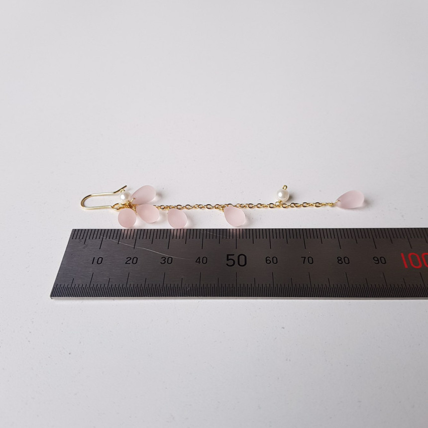 <b><p>Piace water drop chain Earrgs Female coordion</p></b><b><p>ピア歳 水滴 チェーン ドロップイヤリング 女性コーディネート フェミニンな感性ムード</p></b><br /><br /><p align='center'>