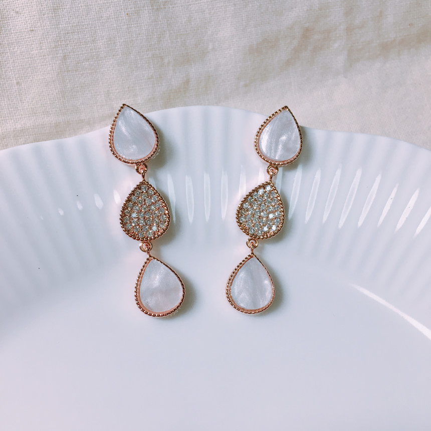 <b><p>Luce Drop Ear rings 2color LKJ1155 attractive</p></b><b><p>ルーチェ 螺鈿水滴ドロップイヤリング 2色 LKJ1155 魅力的な 女性が好きなギフト</p></b><br /><br /><p align='center'>