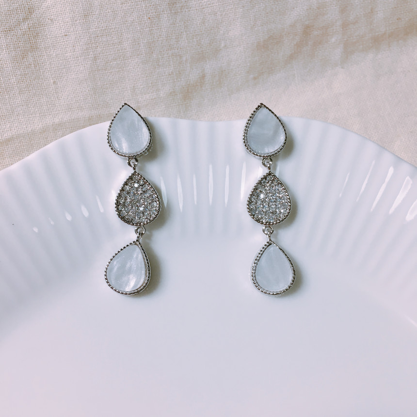 <b><p>Luce Drop Ear rings 2color LKJ1155 attractive</p></b><b><p>ルーチェ 螺鈿水滴ドロップイヤリング 2色 LKJ1155 魅力的な 女性が好きなギフト</p></b><br /><br /><p align='center'>