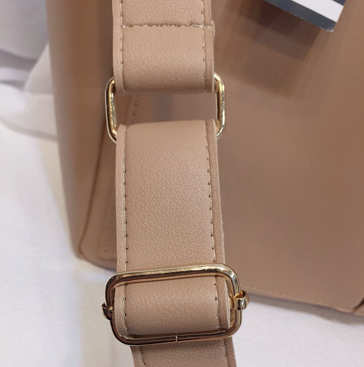 <b><p>Daily Pocket Shoulder Bag Tumbl Stylish 20</p></b><b><p>デイリーポケットショルダーバッグタンブラーバック収納力良いバッグコーディネート20貸し出し洗練された</p></b><br /><br /><p align='center'>