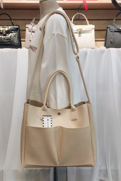 <b><p>Daily Pocket Shoulder Bag Tumbl Stylish 20</p></b><b><p>デイリーポケットショルダーバッグタンブラーバック収納力良いバッグコーディネート20貸し出し洗練された</p></b><br /><br /><p align='center'>