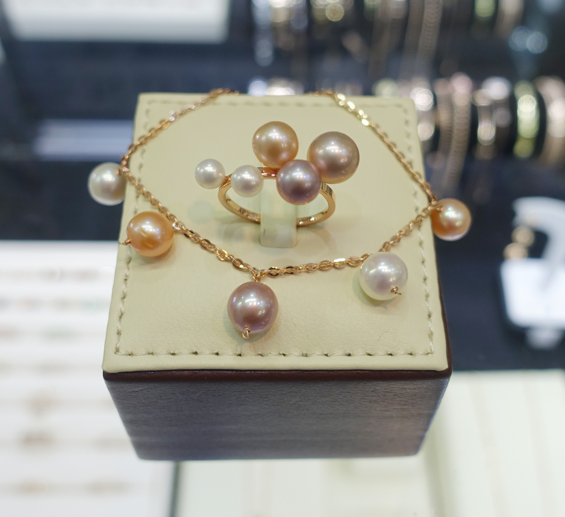 <b><p>color fresh water Pearl Layed ring Luxuous</p></b><b><p>カラー 淡水 真珠 重ね着 リング 高級感のあるアクセサリー 視線集中効果 ガンジョルギ</p></b><br /><br /><p align='center'>