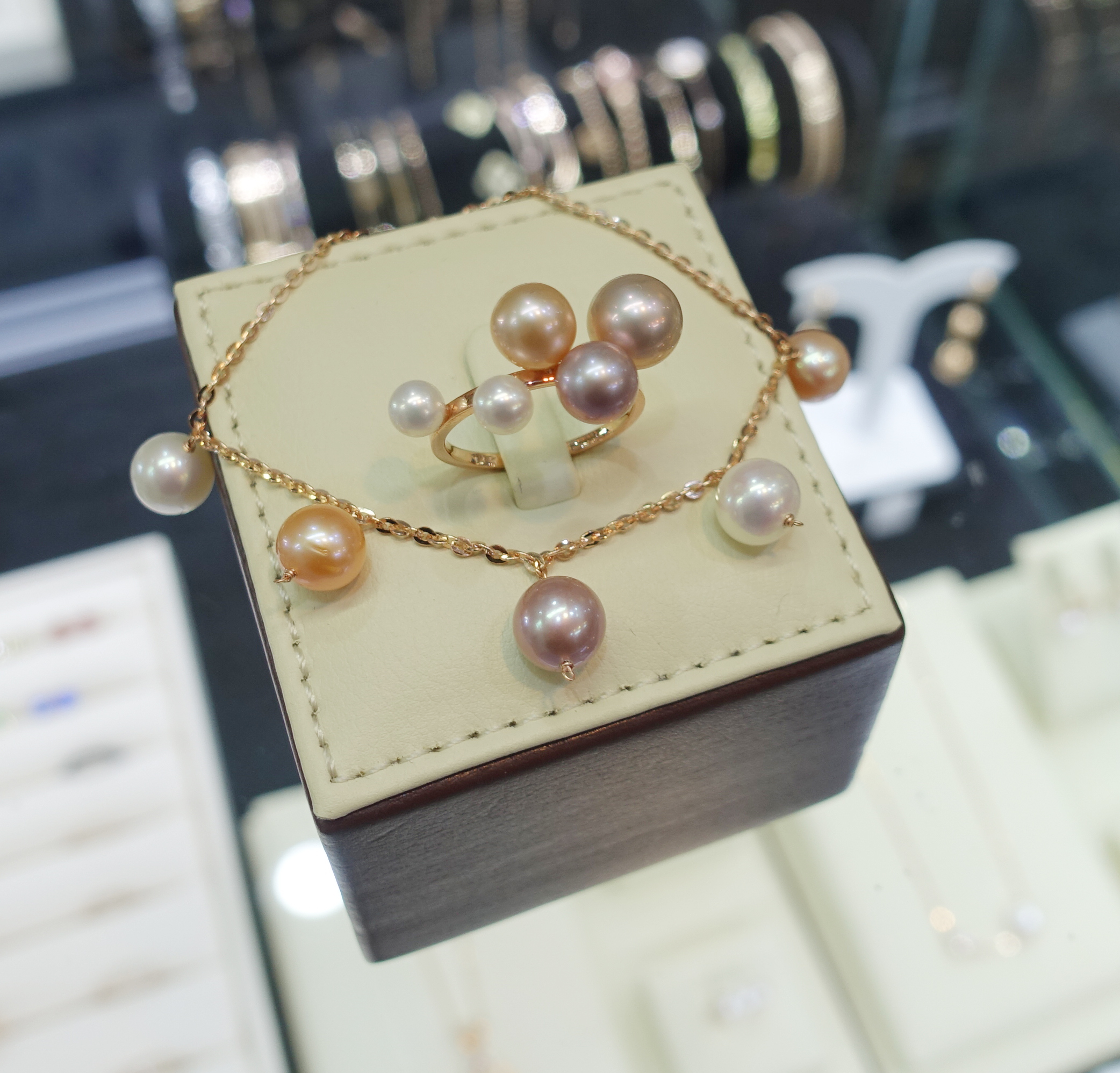 <b><p>color fresh water Pearl Layed ring Luxuous</p></b><b><p>カラー 淡水 真珠 重ね着 リング 高級感のあるアクセサリー 視線集中効果 ガンジョルギ</p></b><br /><br /><p align='center'>