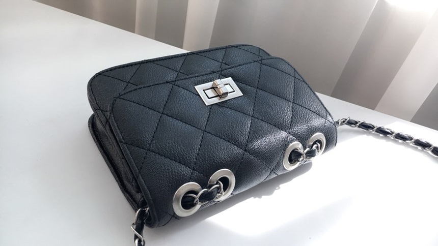 <b><p>Mini-Chain Qualifyg Bag Cross 20's Women</p></b><b><p>ミニチェーンクォールマークチンベククロスバック20代の女性 미니퀄팅백 체인백 크로스백</p></b><br /><br /><p align='center'>