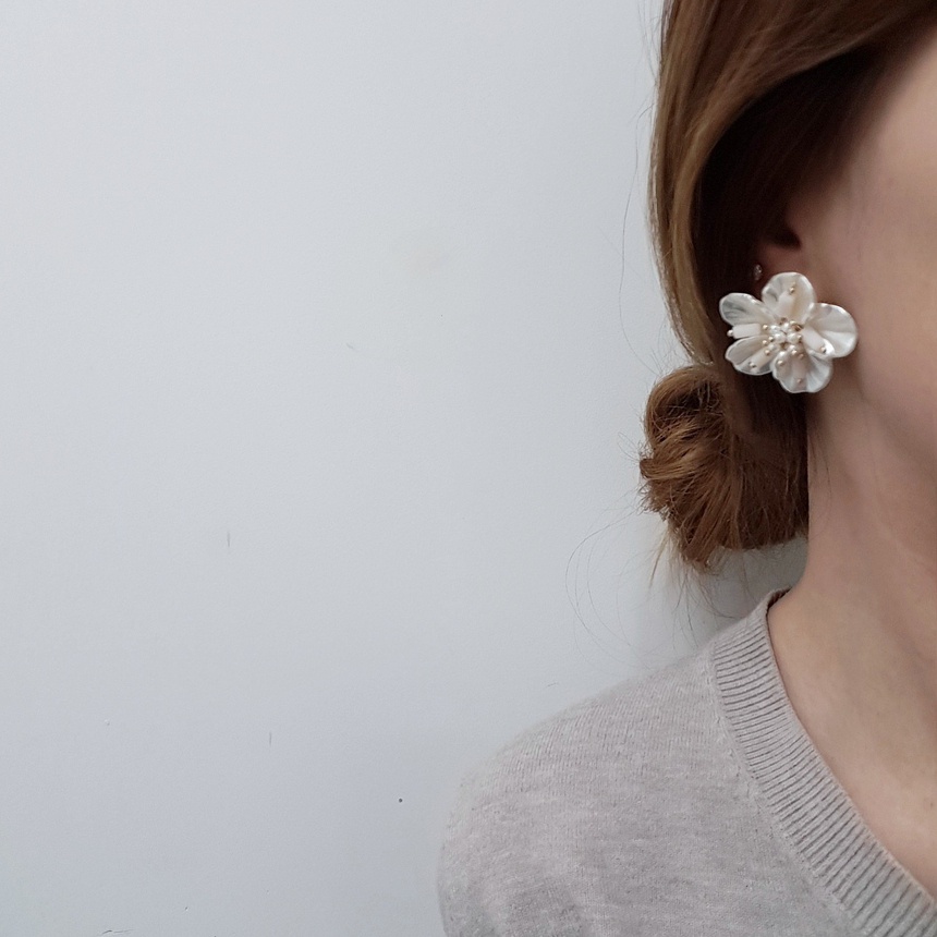 <b><p>Mother-Daughter Pearl spring Flow Antique</p></b><b><p>螺鈿 真珠 春 花のイヤリング アンティークな 清純ルック 豪華な ヨリヨリ 四季</p></b><br /><br /><p align='center'>