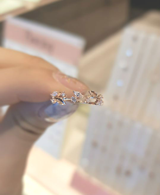 <b><p>Clu Spring leaf silver Fendship CLRR183003</p></b><b><p>クルー 春 葉 シルバー 友情リング CLRR183003 デイリーシステム 20代の女性</p></b><br /><br /><p align='center'>