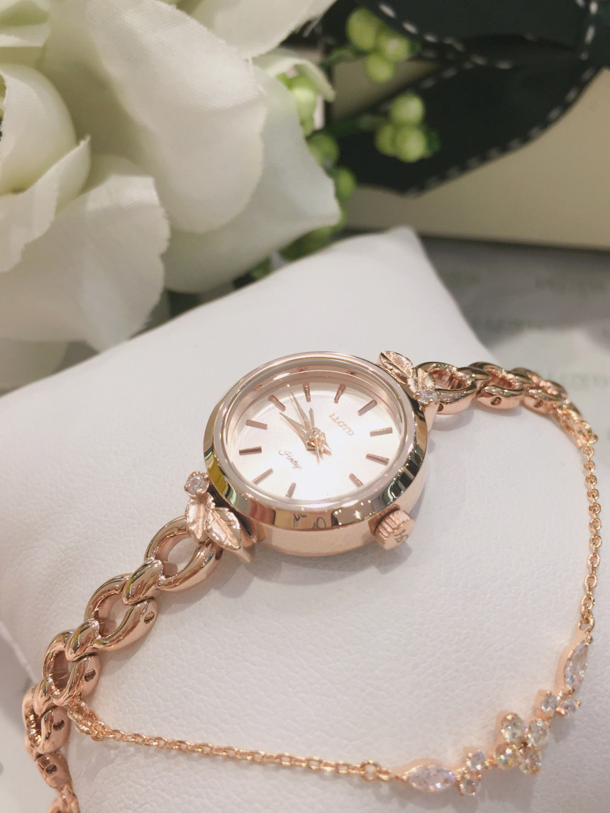 <b><p>Lloyd spring wdow Metal watch 2G18312 Feme</p></b><b><p>ロイド スプリング ウィンドウ メタル時計 2G18312 女性会社員コーディネート</p></b><br /><br /><p align='center'>