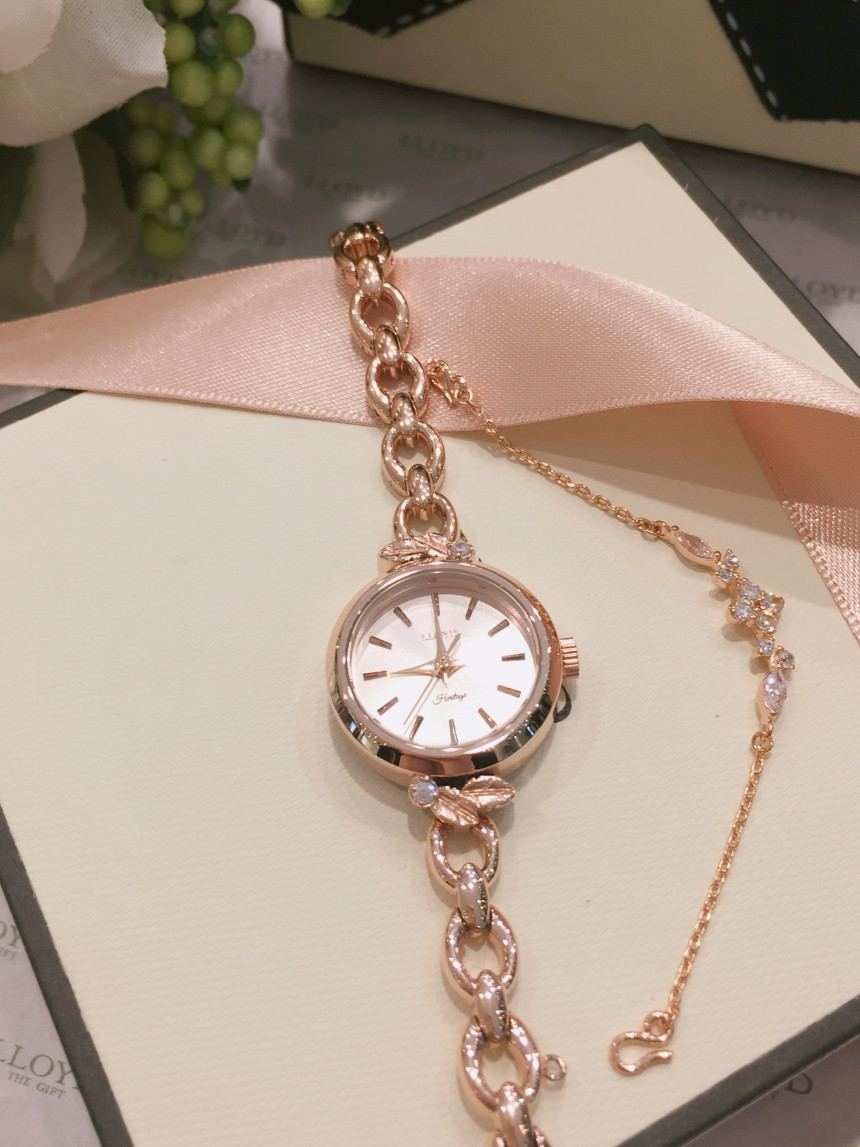 <b><p>Lloyd spring wdow Metal watch 2G18312 Feme</p></b><b><p>ロイド スプリング ウィンドウ メタル時計 2G18312 女性会社員コーディネート</p></b><br /><br /><p align='center'>