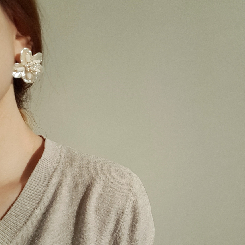 <b><p>Mother-Daughter Pearl spring Flow Antique</p></b><b><p>螺鈿 真珠 春 花のイヤリング アンティークな 清純ルック 豪華な ヨリヨリ 四季</p></b><br /><br /><p align='center'>