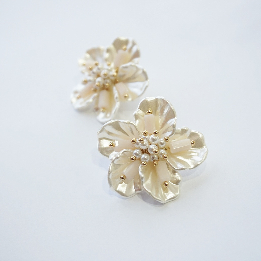 <b><p>Mother-Daughter Pearl spring Flow Antique</p></b><b><p>螺鈿 真珠 春 花のイヤリング アンティークな 清純ルック 豪華な ヨリヨリ 四季</p></b><br /><br /><p align='center'>