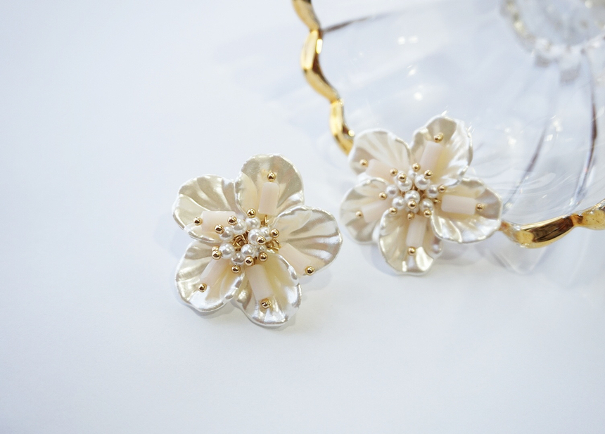 <b><p>Mother-Daughter Pearl spring Flow Antique</p></b><b><p>螺鈿 真珠 春 花のイヤリング アンティークな 清純ルック 豪華な ヨリヨリ 四季</p></b><br /><br /><p align='center'>