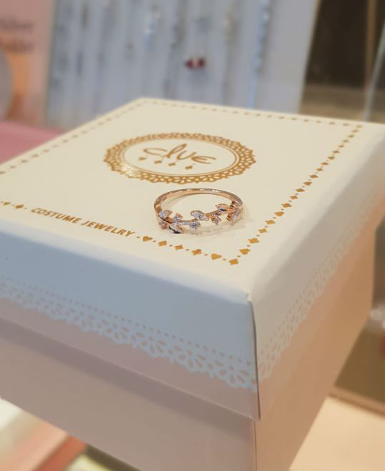 <b><p>Clu Spring leaf silver Fendship CLRR183003</p></b><b><p>クルー 春 葉 シルバー 友情リング CLRR183003 デイリーシステム 20代の女性</p></b><br /><br /><p align='center'>