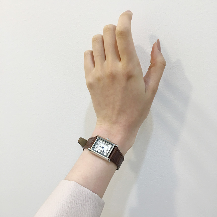 <b><p>square leather clock 2cor Brown bla Cssic</p></b><b><p>スクエア レザー 時計 2色 ブラウン ック クラシ手首 シルバーフレーム 女性</p></b><br /><br /><p align='center'>