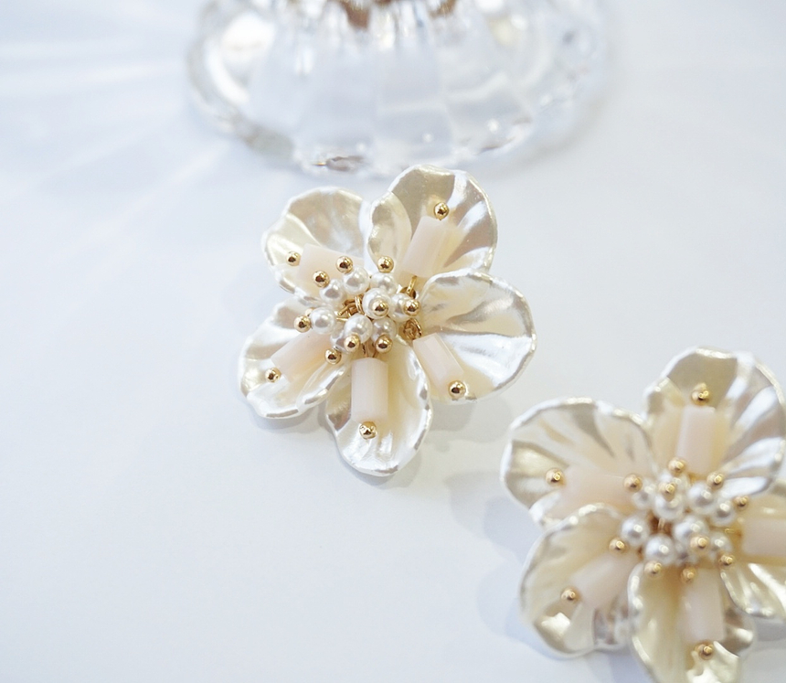 <b><p>Mother-Daughter Pearl spring Flow Antique</p></b><b><p>螺鈿 真珠 春 花のイヤリング アンティークな 清純ルック 豪華な ヨリヨリ 四季</p></b><br /><br /><p align='center'>