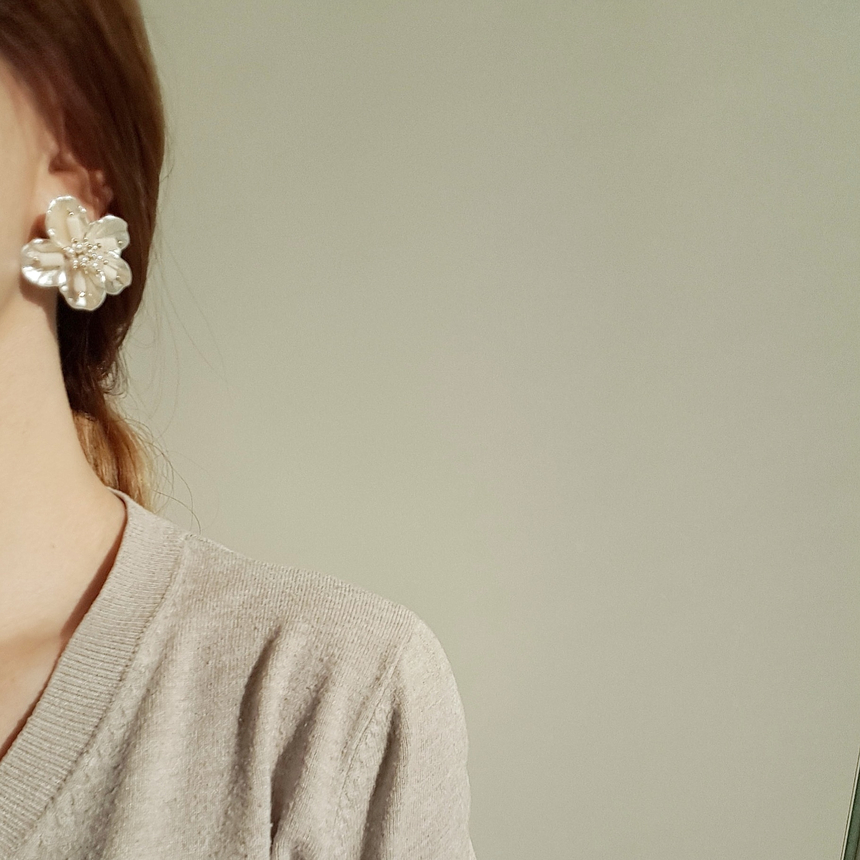 <b><p>Mother-Daughter Pearl spring Flow Antique</p></b><b><p>螺鈿 真珠 春 花のイヤリング アンティークな 清純ルック 豪華な ヨリヨリ 四季</p></b><br /><br /><p align='center'>