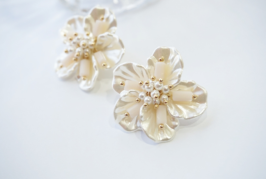 <b><p>Mother-Daughter Pearl spring Flow Antique</p></b><b><p>螺鈿 真珠 春 花のイヤリング アンティークな 清純ルック 豪華な ヨリヨリ 四季</p></b><br /><br /><p align='center'>