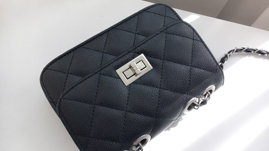 <b><p>Mini-Chain Qualifyg Bag Cross 20's Women</p></b><b><p>ミニチェーンクォールマークチンベククロスバック20代の女性 미니퀄팅백 체인백 크로스백</p></b><br /><br /><p align='center'>