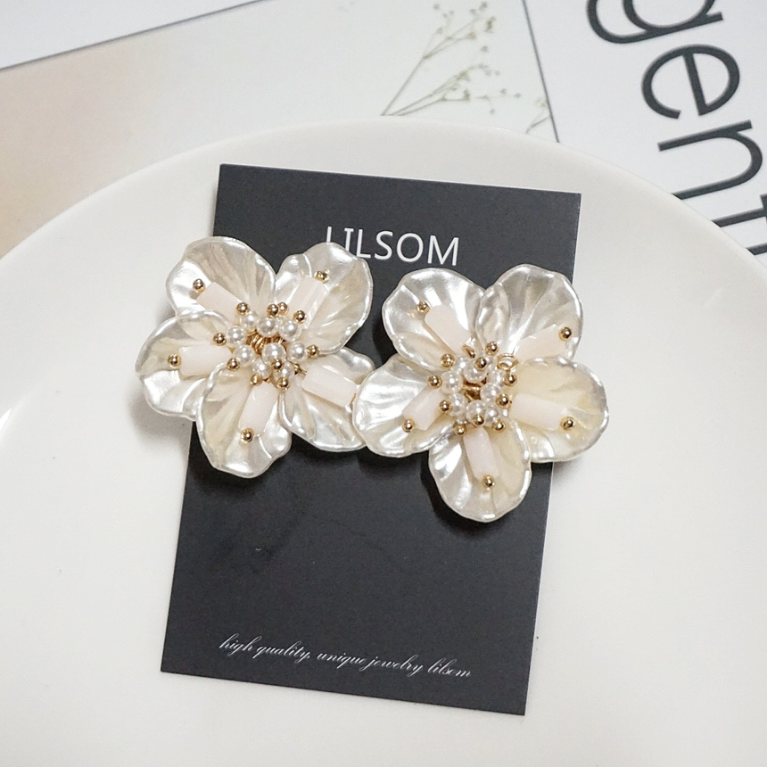<b><p>Mother-Daughter Pearl spring Flow Antique</p></b><b><p>螺鈿 真珠 春 花のイヤリング アンティークな 清純ルック 豪華な ヨリヨリ 四季</p></b><br /><br /><p align='center'>