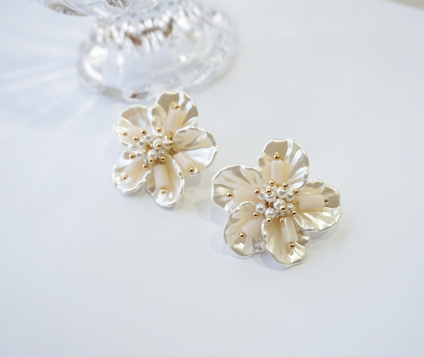 <b><p>Mother-Daughter Pearl spring Flow Antique</p></b><b><p>螺鈿 真珠 春 花のイヤリング アンティークな 清純ルック 豪華な ヨリヨリ 四季</p></b><br /><br /><p align='center'>