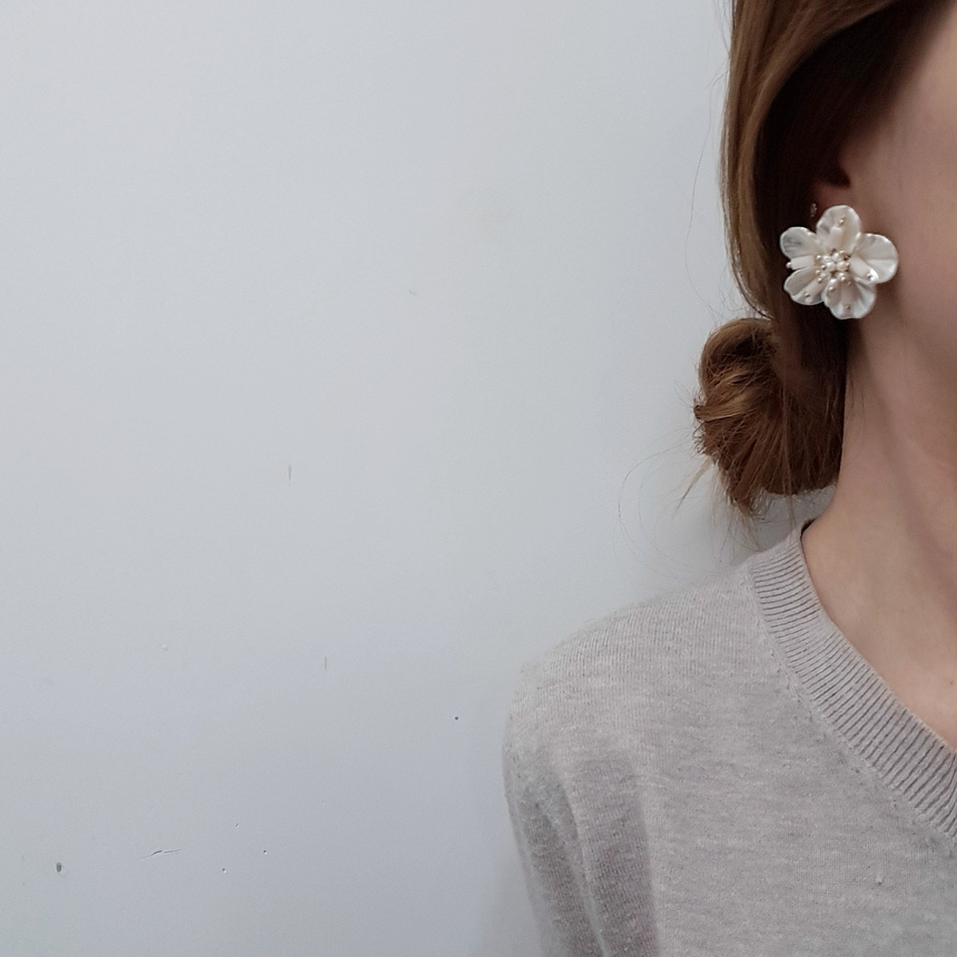 <b><p>Mother-Daughter Pearl spring Flow Antique</p></b><b><p>螺鈿 真珠 春 花のイヤリング アンティークな 清純ルック 豪華な ヨリヨリ 四季</p></b><br /><br /><p align='center'>