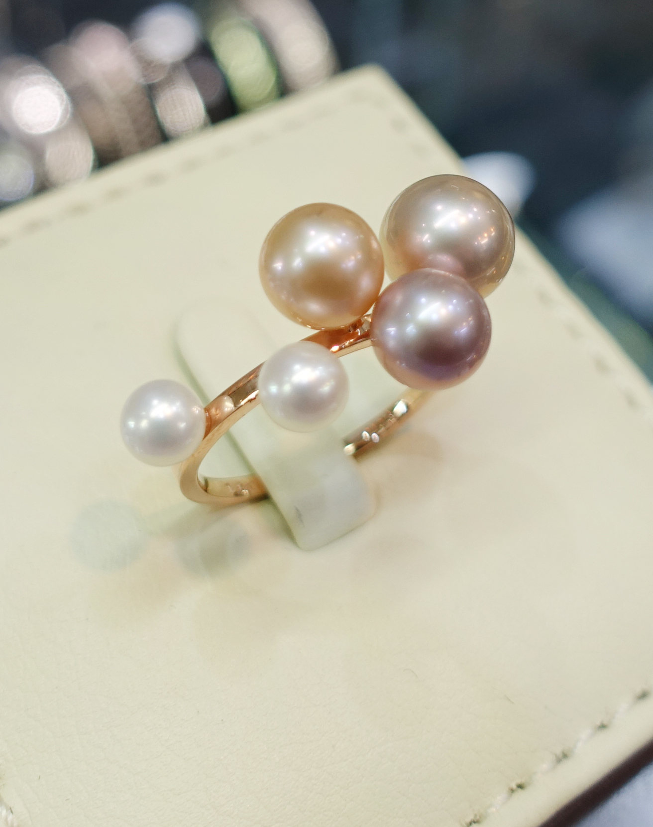 <b><p>color fresh water Pearl Layed ring Luxuous</p></b><b><p>カラー 淡水 真珠 重ね着 リング 高級感のあるアクセサリー 視線集中効果 ガンジョルギ</p></b><br /><br /><p align='center'>