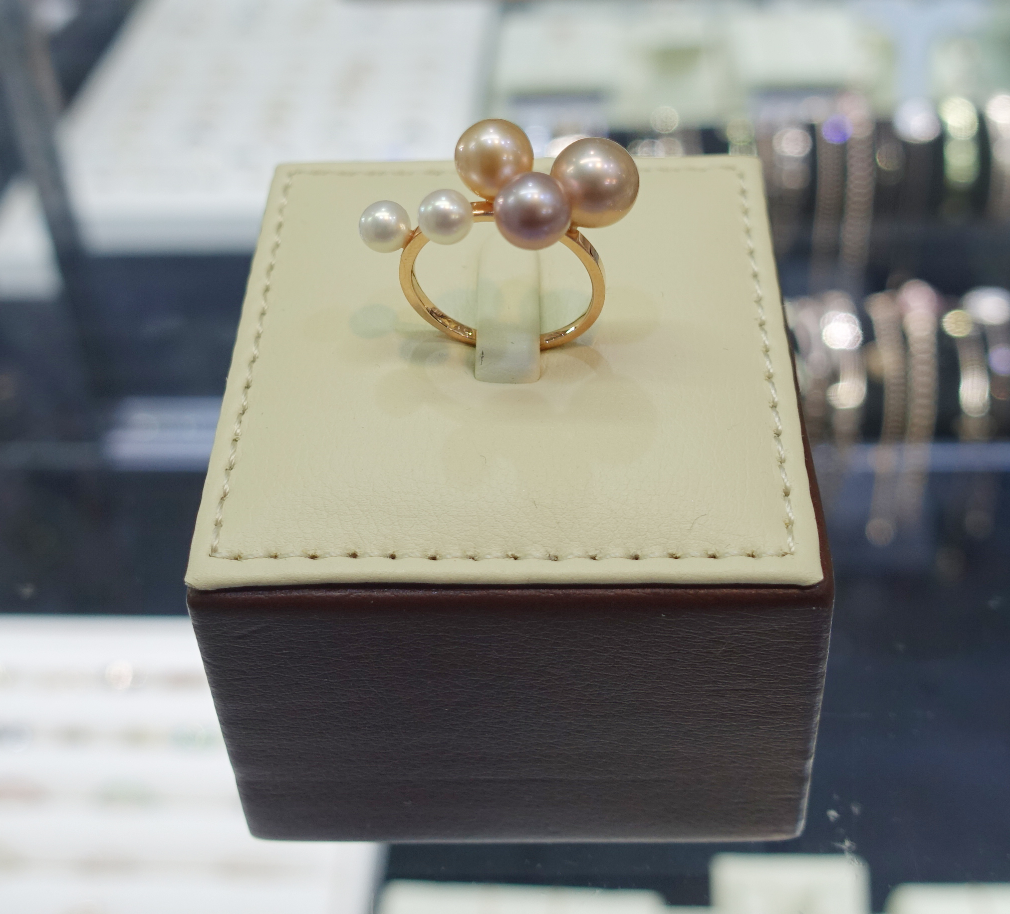 <b><p>color fresh water Pearl Layed ring Luxuous</p></b><b><p>カラー 淡水 真珠 重ね着 リング 高級感のあるアクセサリー 視線集中効果 ガンジョルギ</p></b><br /><br /><p align='center'>