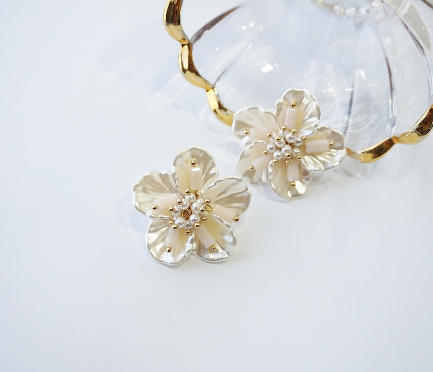 <b><p>Mother-Daughter Pearl spring Flow Antique</p></b><b><p>螺鈿 真珠 春 花のイヤリング アンティークな 清純ルック 豪華な ヨリヨリ 四季</p></b><br /><br /><p align='center'>