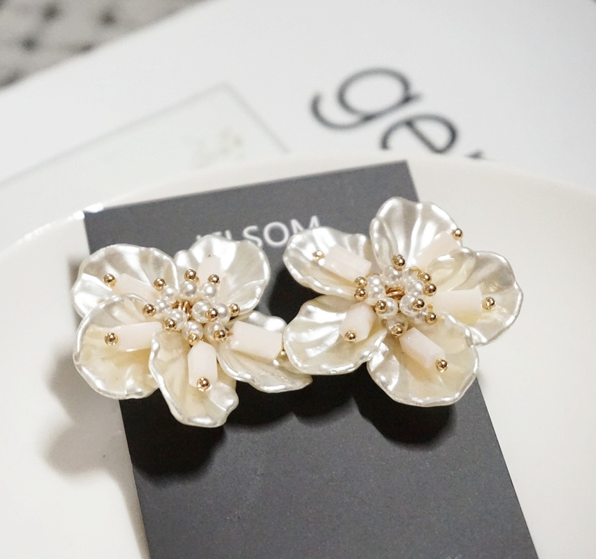 <b><p>Mother-Daughter Pearl spring Flow Antique</p></b><b><p>螺鈿 真珠 春 花のイヤリング アンティークな 清純ルック 豪華な ヨリヨリ 四季</p></b><br /><br /><p align='center'>