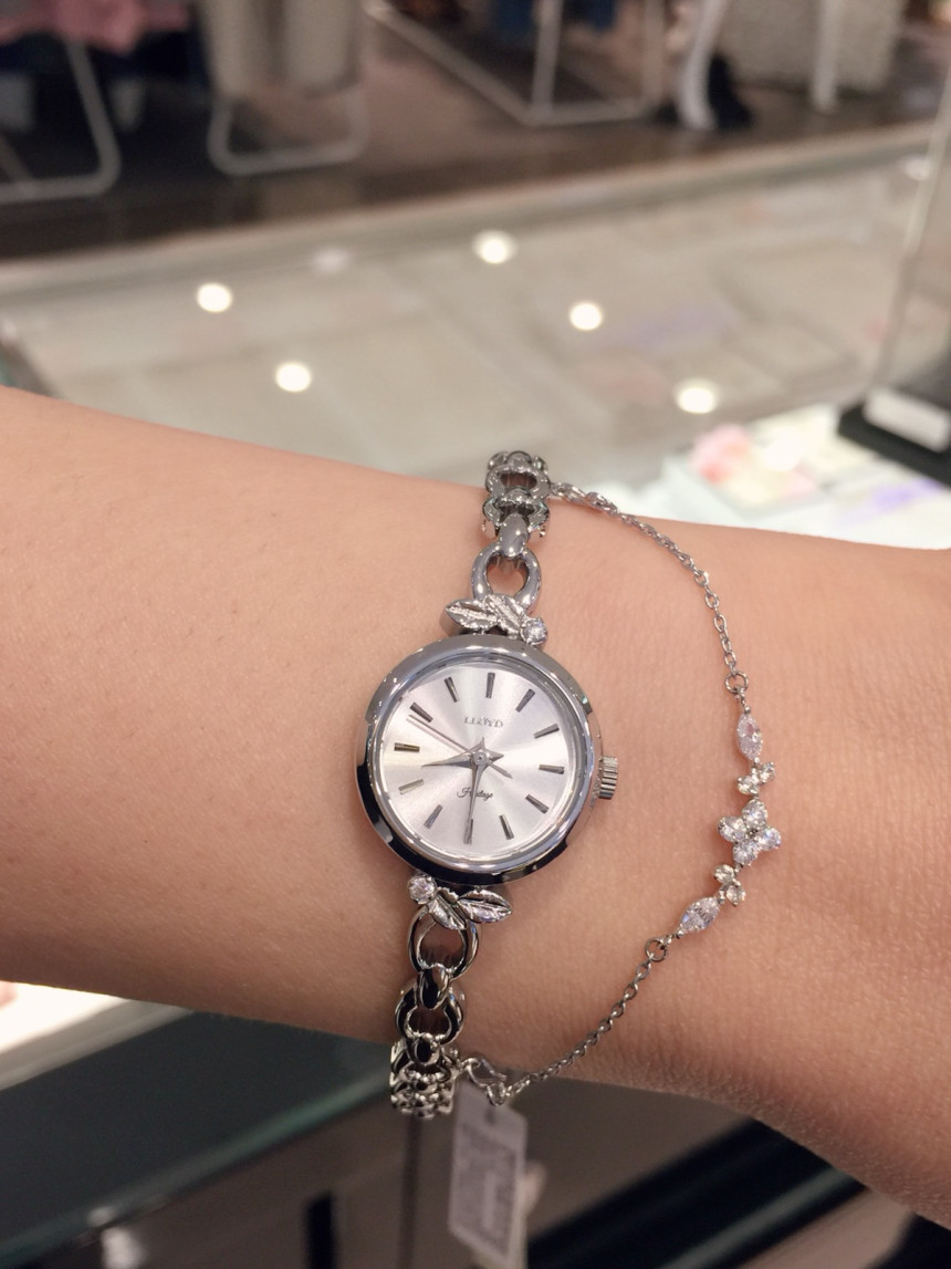 <b><p>Lloyd spring wdow Metal watch 2G18312 Feme</p></b><b><p>ロイド スプリング ウィンドウ メタル時計 2G18312 女性会社員コーディネート</p></b><br /><br /><p align='center'>