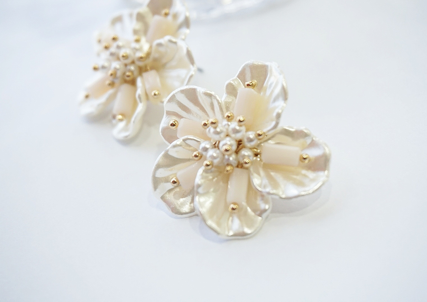 <b><p>Mother-Daughter Pearl spring Flow Antique</p></b><b><p>螺鈿 真珠 春 花のイヤリング アンティークな 清純ルック 豪華な ヨリヨリ 四季</p></b><br /><br /><p align='center'>