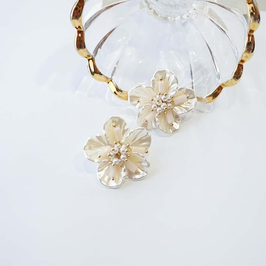 <b><p>Mother-Daughter Pearl spring Flow Antique</p></b><b><p>螺鈿 真珠 春 花のイヤリング アンティークな 清純ルック 豪華な ヨリヨリ 四季</p></b><br /><br /><p align='center'>