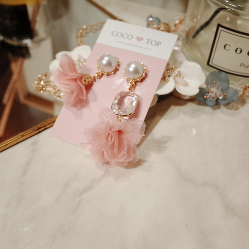 <b><p>Snow White's Crn petal earing</p></b><b><p>白雪姫の クラウン 花びら イヤリング</p></b><br /><br /><p align='center'>