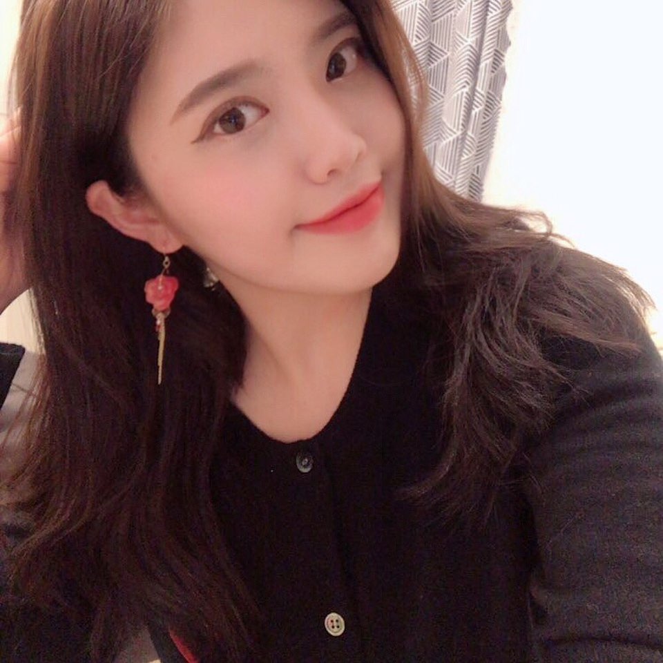 <b><p>recomndation Dried Rose Flower Earngs Girl</p></b><b><p>おすすめ 乾燥バラの花のイヤリング 女性コーディネート シンプルな フェミニンな</p></b><br /><br /><p align='center'>