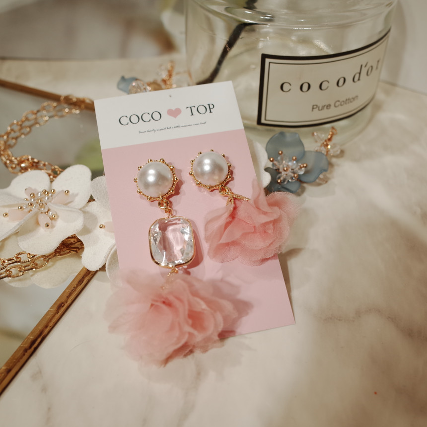<b><p>Snow White's Crn petal earing</p></b><b><p>白雪姫の クラウン 花びら イヤリング</p></b><br /><br /><p align='center'>