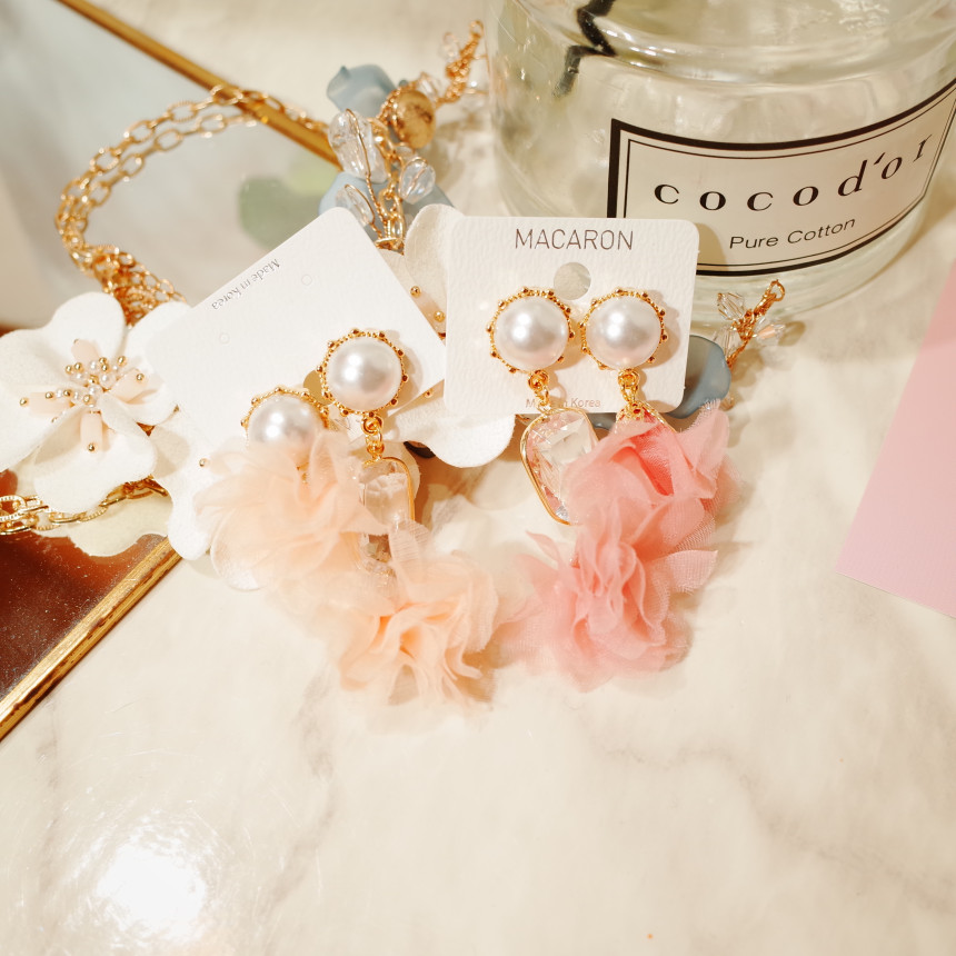 <b><p>Snow White's Crn petal earing</p></b><b><p>白雪姫の クラウン 花びら イヤリング</p></b><br /><br /><p align='center'>