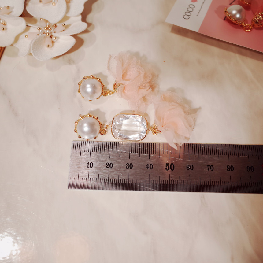 <b><p>Snow White's Crn petal earing</p></b><b><p>白雪姫の クラウン 花びら イヤリング</p></b><br /><br /><p align='center'>