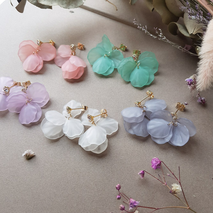 <b><p>Judy Cubic Petaloma Ha Drop Earrings 5cor</p></b><b><p>ジュディ キュービック 花びらホマイカ ドロップイヤリング 5色 女性コーネート</p></b><br /><br /><p align='center'>