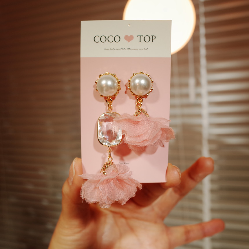 <b><p>Snow White's Crn petal earing</p></b><b><p>白雪姫の クラウン 花びら イヤリング</p></b><br /><br /><p align='center'>