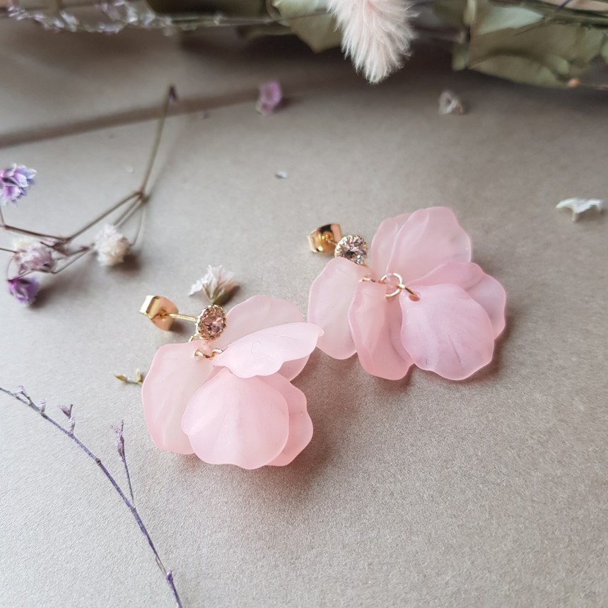 <b><p>Judy Cubic Petaloma Ha Drop Earrings 5cor</p></b><b><p>ジュディ キュービック 花びらホマイカ ドロップイヤリング 5色 女性コーネート</p></b><br /><br /><p align='center'>